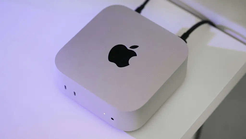 Apple Mac Mini auf einem weißen Schreibtisch